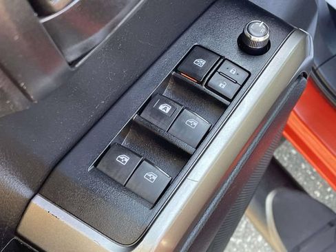 Used 2018 Toyota Tacoma SR5 AWD/4WD image 14