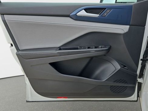 Used 2024 Volkswagen Taos SE image 29