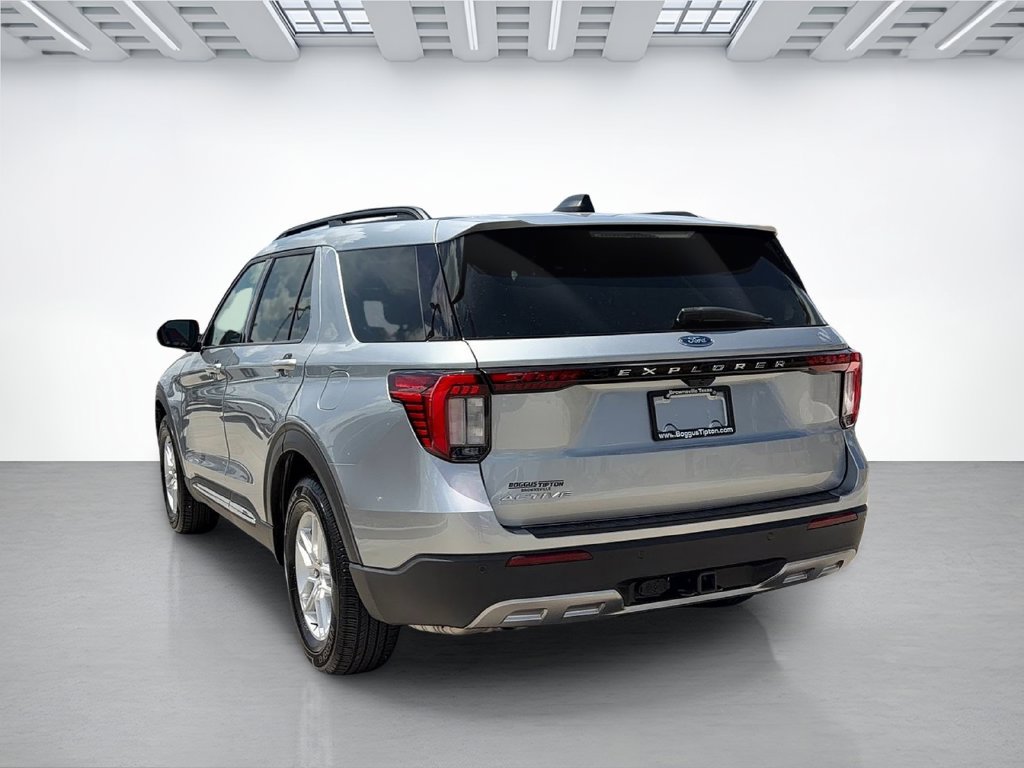 Used 2025 Ford Explorer Active w/ Active Comfort Package RWD image 5