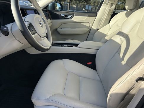 Used 2021 Volvo XC60 T5 Momentum w/ Protection Package Premier image 11