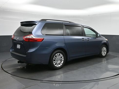 Used 2016 Toyota Sienna XLE FWD image 7