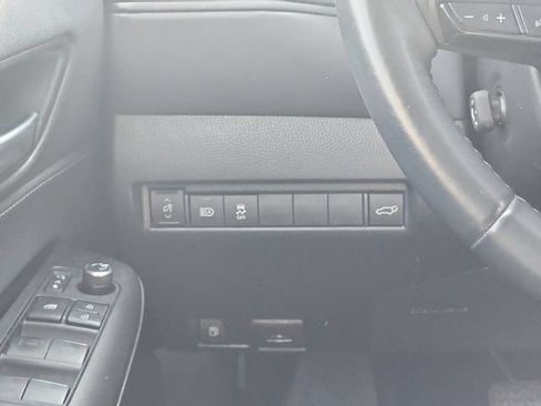 Used 2023 Toyota Venza LE AWD/4WD image 12