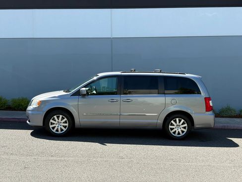 Used 2014 Chrysler Town & Country Touring FWD image 3