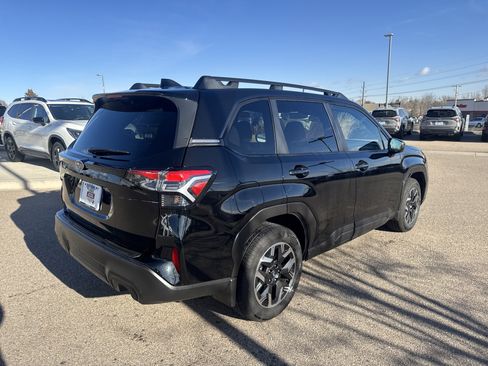 Used 2025 Subaru Forester Premium image 8