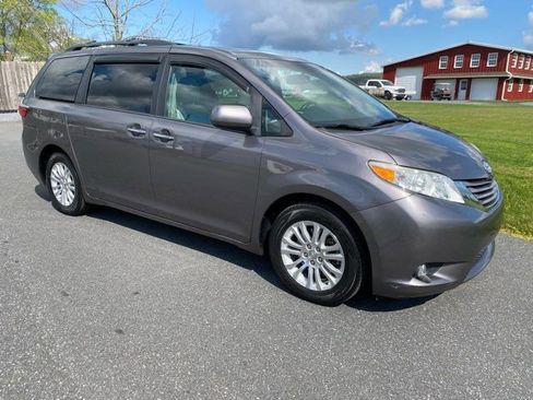 Used 2017 Toyota Sienna XLE image 8