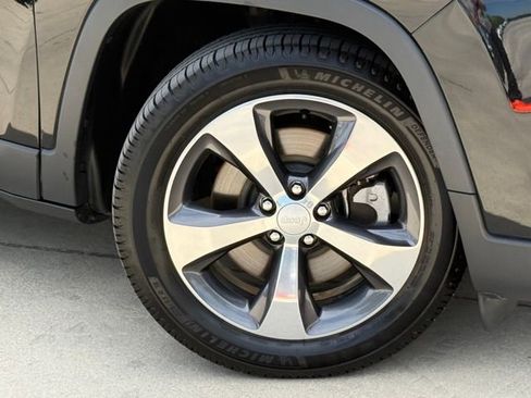 Used 2019 Jeep Cherokee Limited FWD image 2