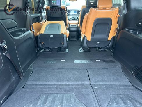 Used 2023 Chrysler Pacifica Pinnacle FWD image 18