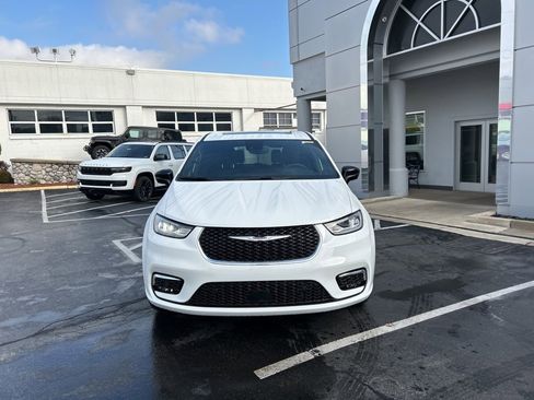 New 2026 Chrysler Pacifica Select AWD/4WD image 7