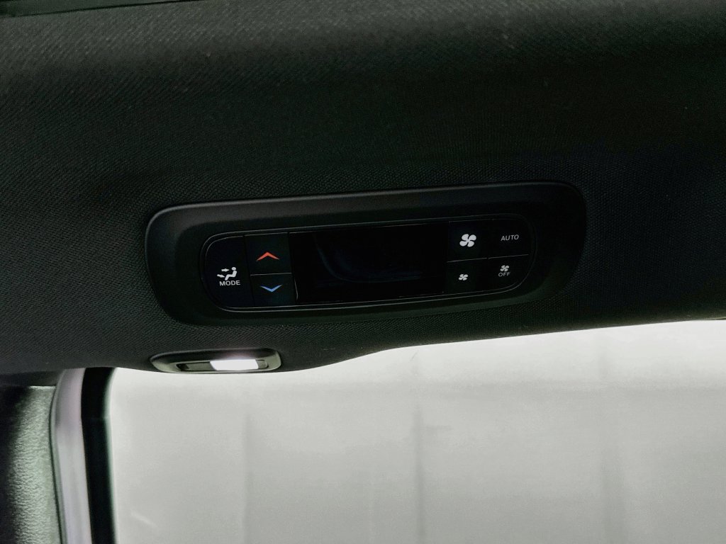 Certified 2025 Chrysler Pacifica Limited FWD image 36
