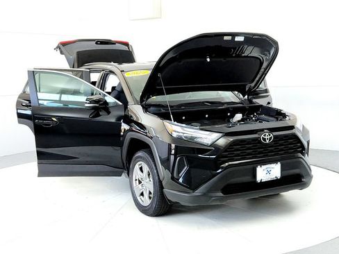 Used 2025 Toyota RAV4 XLE AWD/4WD image 9