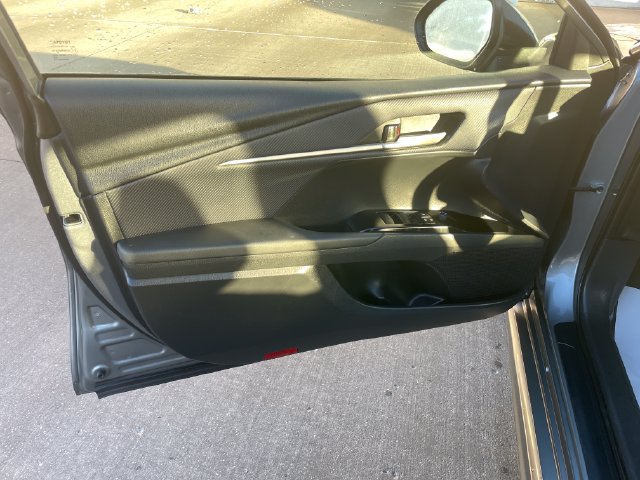 Used 2025 Toyota Camry SE FWD image 11