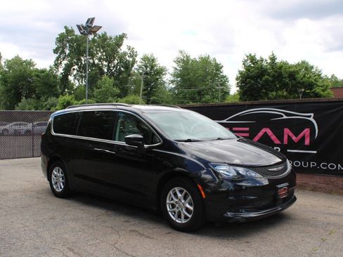Used 2021 Chrysler Voyager Lxi FWD image 4