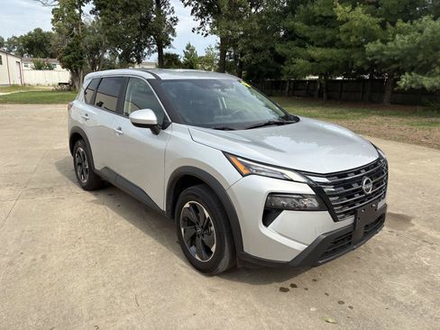 Used 2025 Nissan Rogue SV FWD image 2