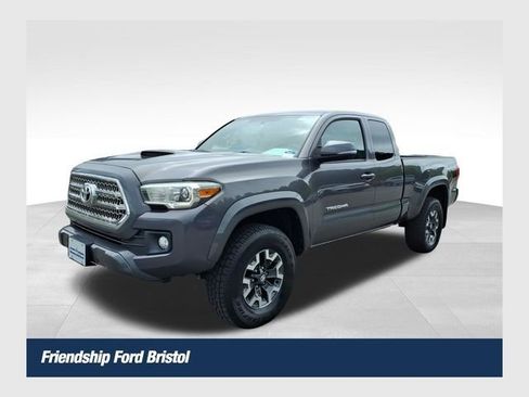 Used 2017 Toyota Tacoma TRD Sport w/ Tow Package AWD/4WD image 1