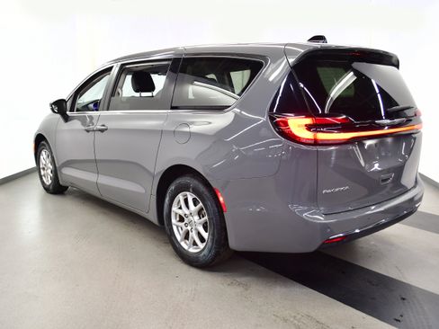 Used 2023 Chrysler Pacifica Limited FWD image 5
