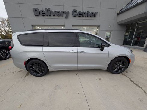 New 2026 Chrysler Pacifica Limited w/ S Appearance Package image 4