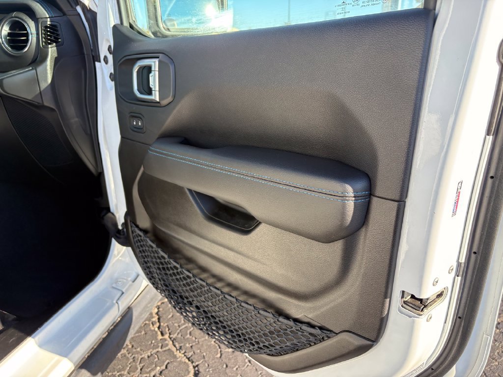Used 2022 Jeep Wrangler Unlimited Rubicon 4xe w/ Cold Weather Group AWD/4WD image 11