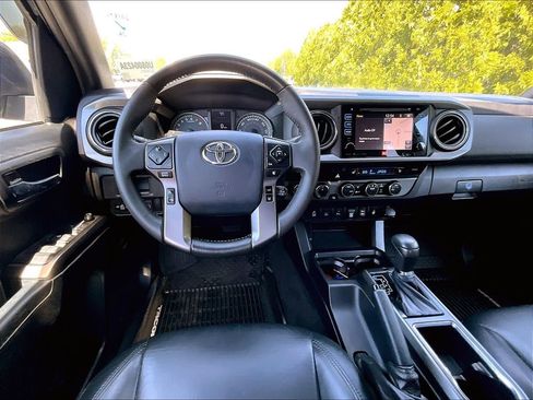 Used 2019 Toyota Tacoma TRD Sport w/ TRD Premium Sport Package AWD/4WD image 17