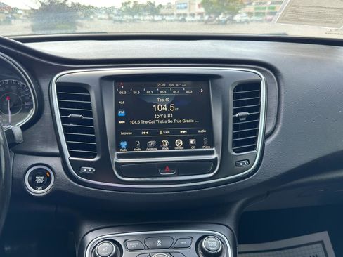 Used 2017 Chrysler 200 Limited Platinum FWD image 21