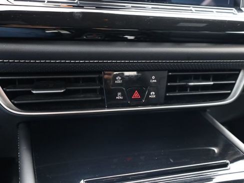 Used 2025 Volkswagen Atlas Cross Sport SE image 19