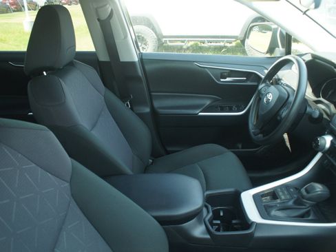 Used 2025 Toyota RAV4 XLE AWD/4WD image 5