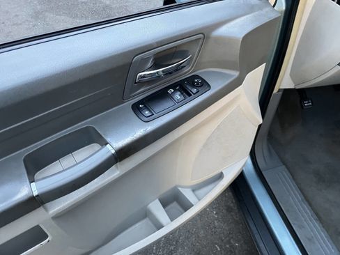 Used 2008 Chrysler Town & Country LX image 27