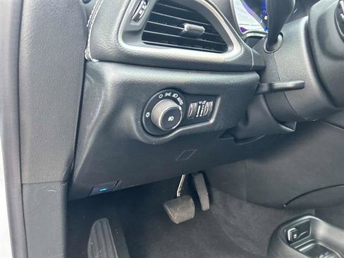 Used 2026 Chrysler Pacifica Select image 21