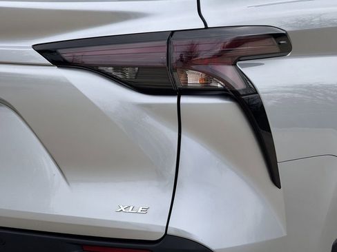 Used 2025 Toyota Sienna XLE image 10