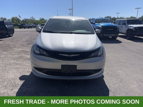 Used 2023 Chrysler Voyager LX FWD image 2
