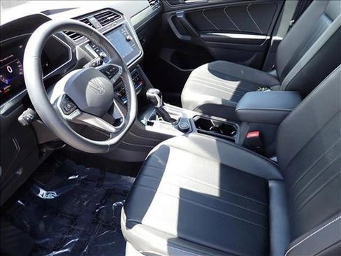 Used 2022 Volkswagen Tiguan SE image 11
