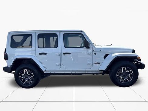 Used 2025 Jeep Wrangler Unlimited Sahara AWD/4WD image 7