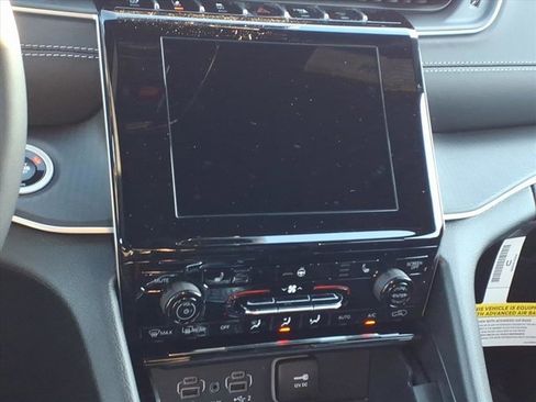 New 2025 Jeep Grand Cherokee Altitude image 8