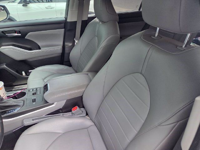 Used 2023 Toyota Highlander XLE FWD image 12