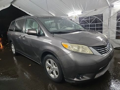 Used 2013 Toyota Sienna LE image 2