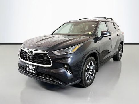 Used 2024 Toyota Highlander XLE AWD/4WD image 3