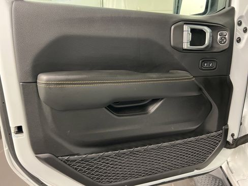 Used 2025 Jeep Wrangler Sahara image 30