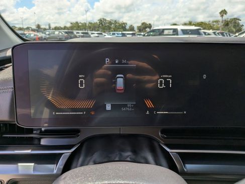 Used 2025 Kia Carnival FWD image 33