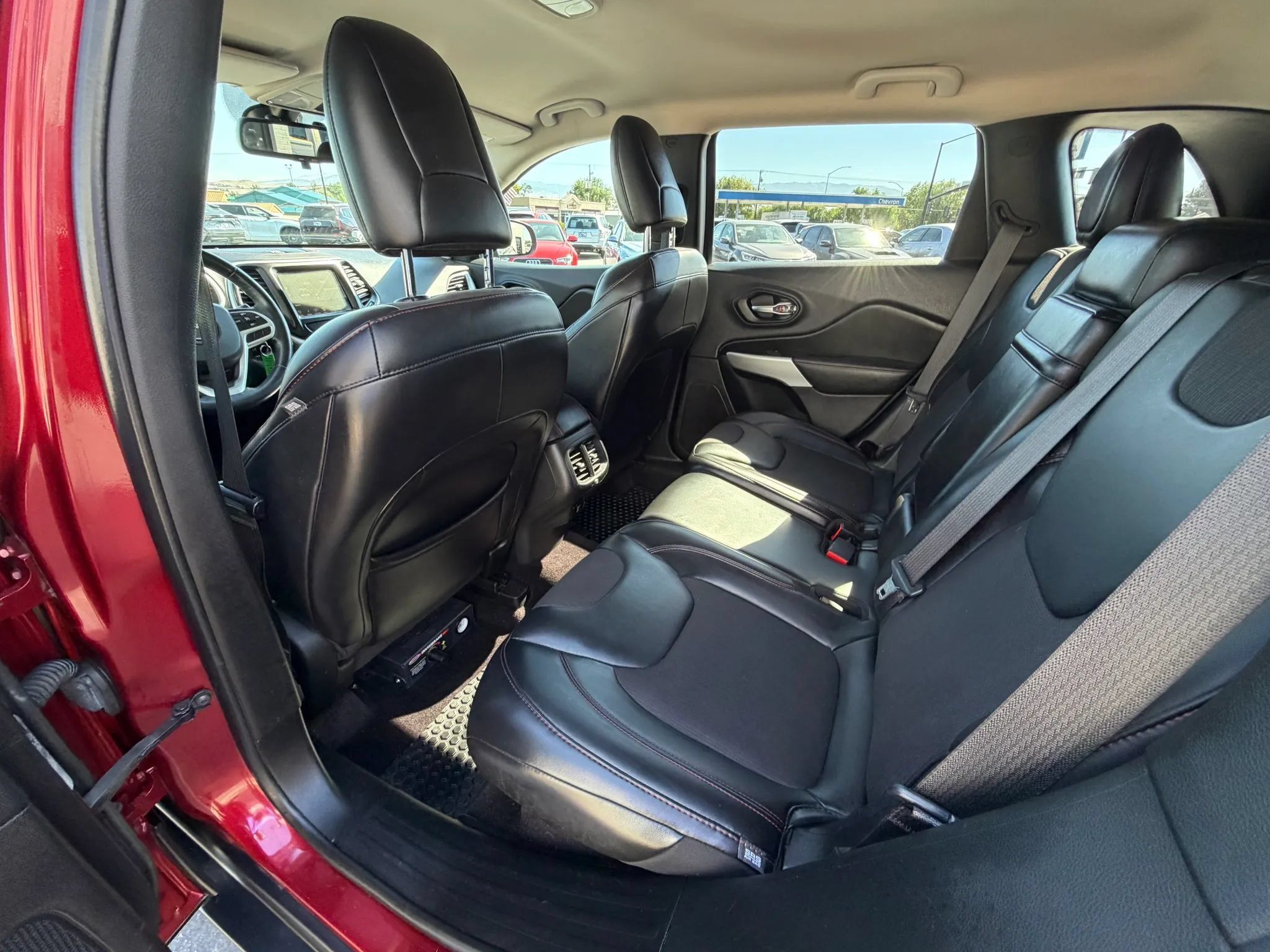 Used 2017 Jeep Cherokee Trailhawk w/ Cold Weather Group AWD/4WD image 19
