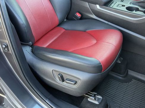 Used 2021 Toyota Highlander XSE image 17