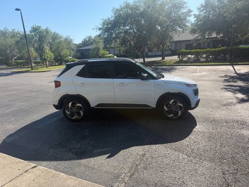Used 2024 Hyundai Venue Limited FWD image 7