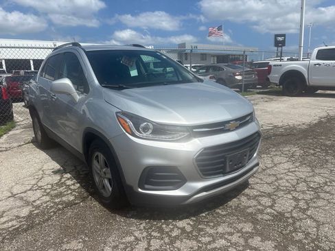 Used 2019 Chevrolet Trax LT w/ LT Convenience Package FWD image 4