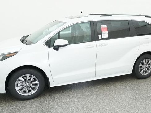 New 2026 Toyota Sienna XLE FWD image 4