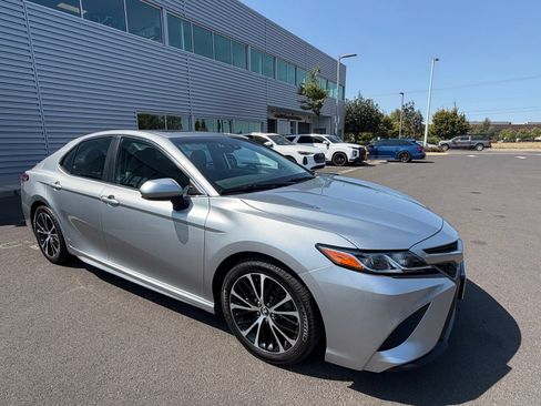 Used 2020 Toyota Camry SE FWD image 6