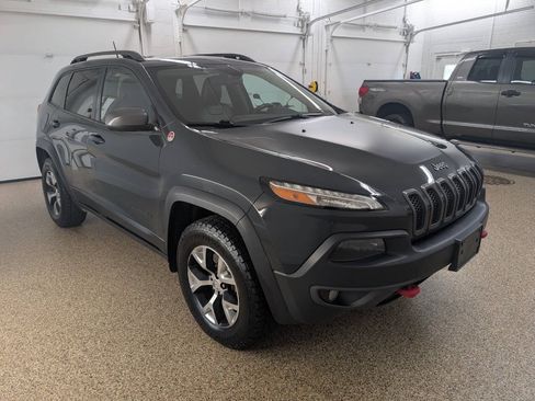 Used 2016 Jeep Cherokee Trailhawk w/ Leather Interior Group AWD/4WD image 5