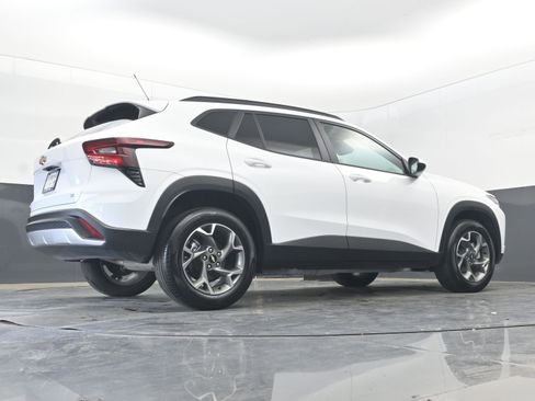Used 2025 Chevrolet Trax LT FWD image 35