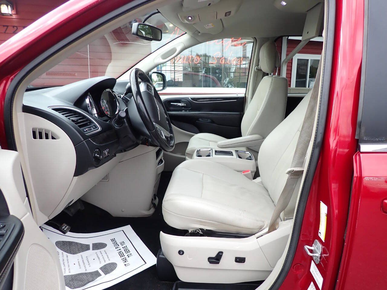 Used 2013 Chrysler Town & Country Touring FWD image 8