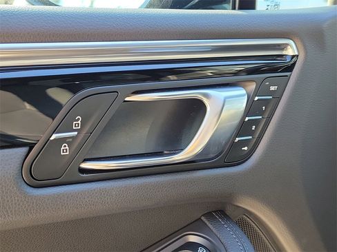 Certified 2024 Porsche Macan image 25