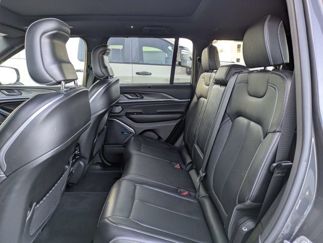 Certified 2022 Jeep Grand Cherokee Overland w/ Luxury Tech Group IV AWD/4WD image 14