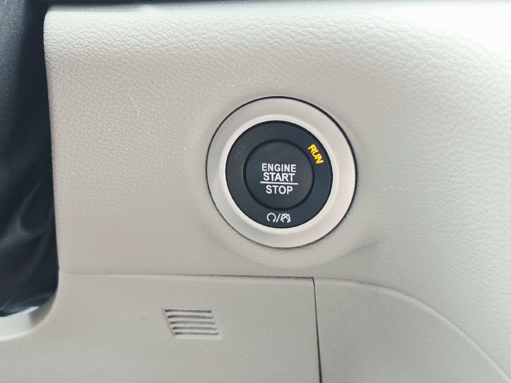 Certified 2024 Chrysler Pacifica Touring-L FWD image 32