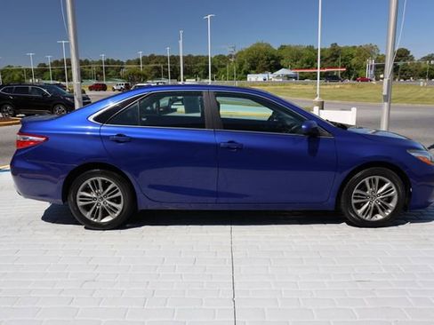 Used 2015 Toyota Camry SE w/ Moonroof Package FWD image 6